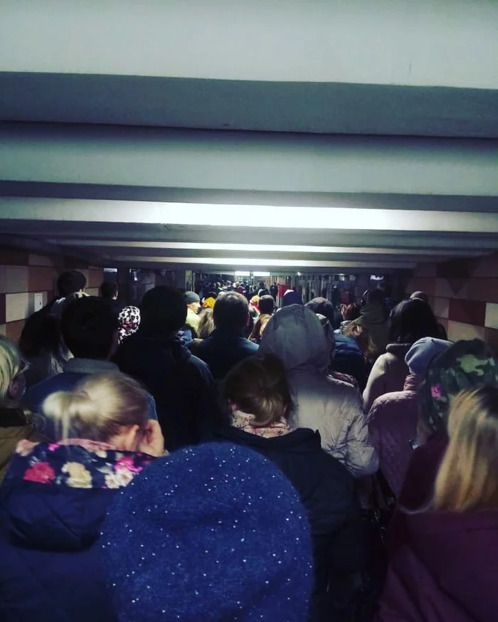 Morning. Subway entrance. Not the slightest chance of getting infected - Coronavirus, Moscow Metro