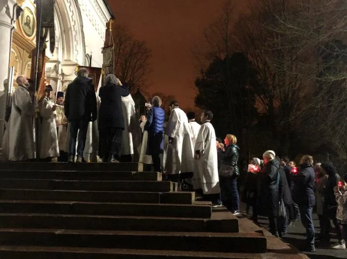 “This is a holy holiday!”: Hundreds of believers came to the “closed” churches of St. Petersburg on Easter night - My, Easter, Saint Petersburg, Temple, Christ is risen, Coronavirus