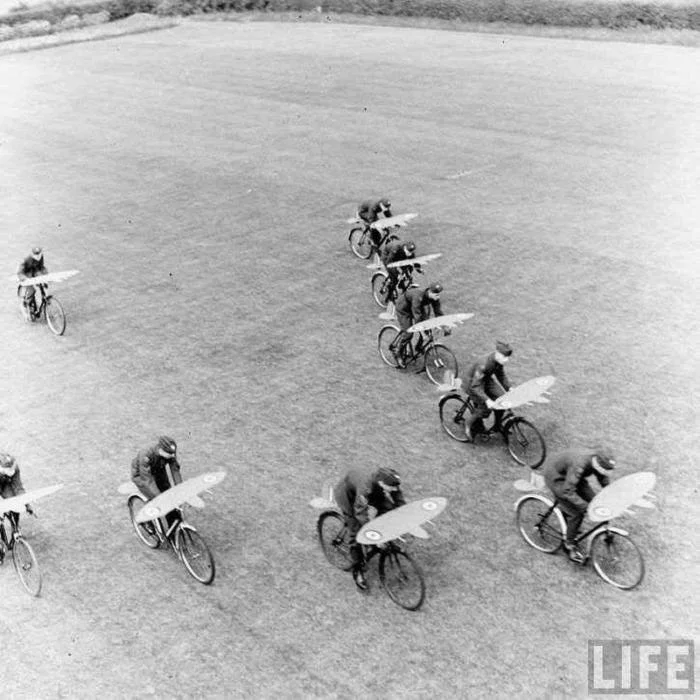 Training pilots in formation flight tactics, October 5, 1942, UK - Story, Military aviation, NWP, Aerobatics, Madness