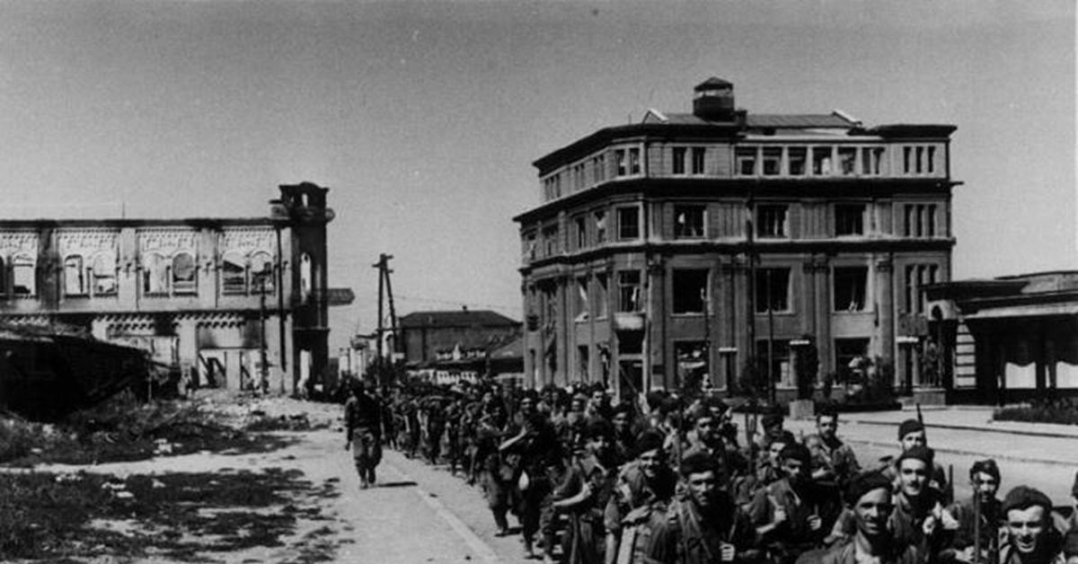 Данная оккупация. Оккупация Луганска 1942-1943. Ворошиловград Луганск 1942. 1943 Год город Ворошиловград. Луганск Ворошиловград.