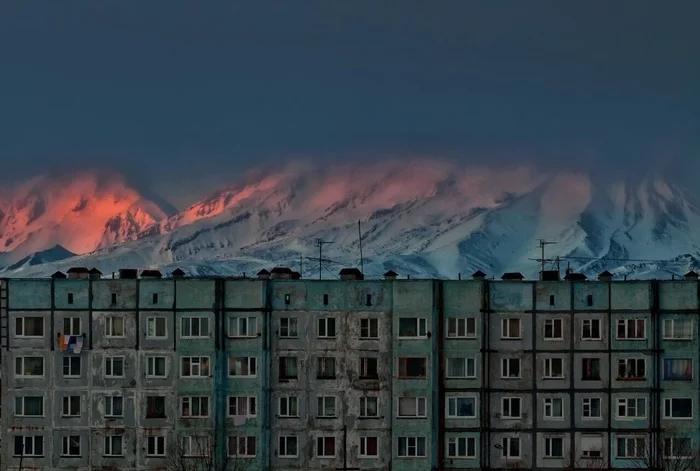 Contrasts in Petropavlovsk-Kamchatsky - The mountains, Old buildings, Petropavlovsk-Kamchatsky, Contrast