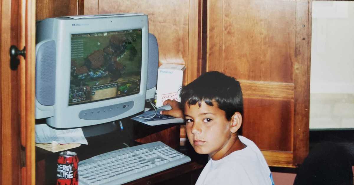 Me playing. Детство начала 2000. Геймеры 2000-х. 10age в детстве. Игры начала 2000-х.