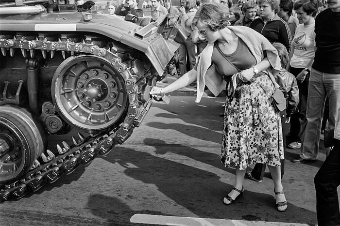 Woman and tank - Women, Tanks