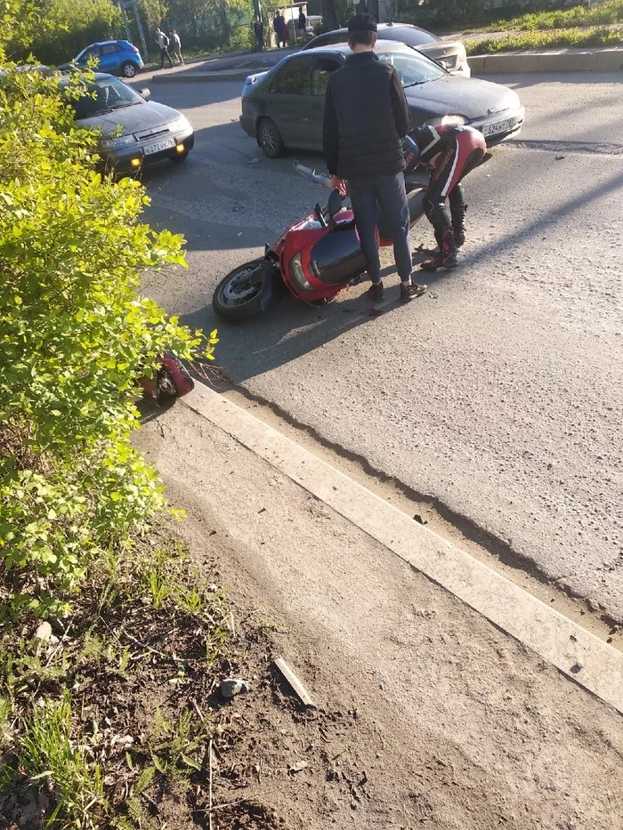 Только что произошло ДТП в Томске, ВАЗ 2115 ударил мотоцикл и скрылся, правда номер его остался - ДТП, Мото, Виновник скрылся, Тег, Томск, Длиннопост