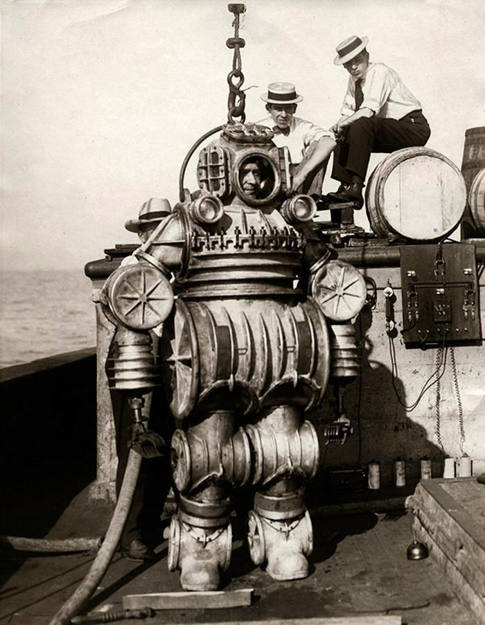 Iron Man Enos Petrie 1907, USA - Diver, Spacesuit, USA, The photo, Black and white photo