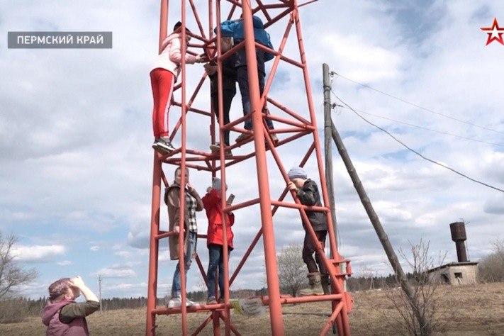 После спо на вышку. Вышка детям. Залез на вышку. Вышка интернет в деревне. Дети ловят интернет на вышке.