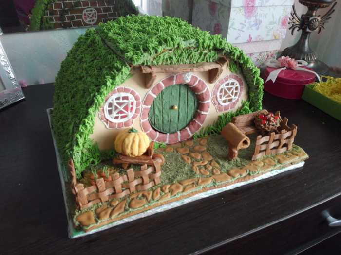 Gingerbread Torba-na-Kruche (Bag End) made by my mother for my birthday - My, The hobbit, Lord of the Rings, Torba-na-kruche, Gingerbread house, Longpost