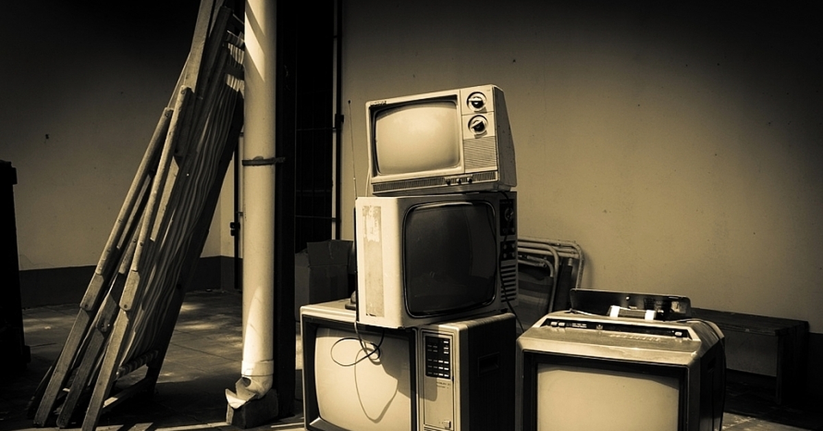 Сдать телевизор новый. Старый телевизор. Утилизация телевизоров. Старый телевизор с кассетами. Много старых телевизоров.