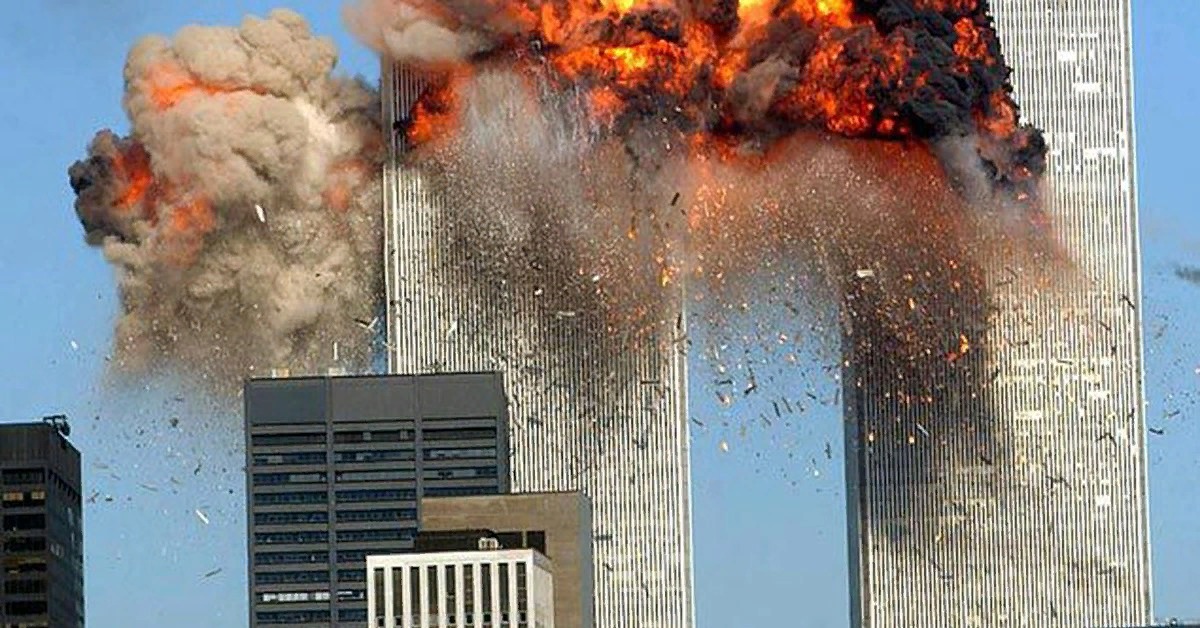 7 августа 2001 год. Теракт 11 сентября 2001 года башни Близнецы. Нью-Йорк 11.09.2001 башни Близнецы. Башни Близнецы в Нью-Йорке 11 сентября.
