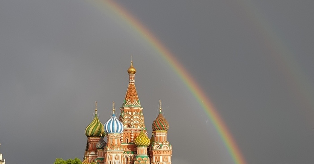 Радуга москва. Собор Василия Блаженного Радуга. Йошкар Ола Радуга над храмом Василия Блаженного. Радуга над Кремлем. Радуга над Москвой.