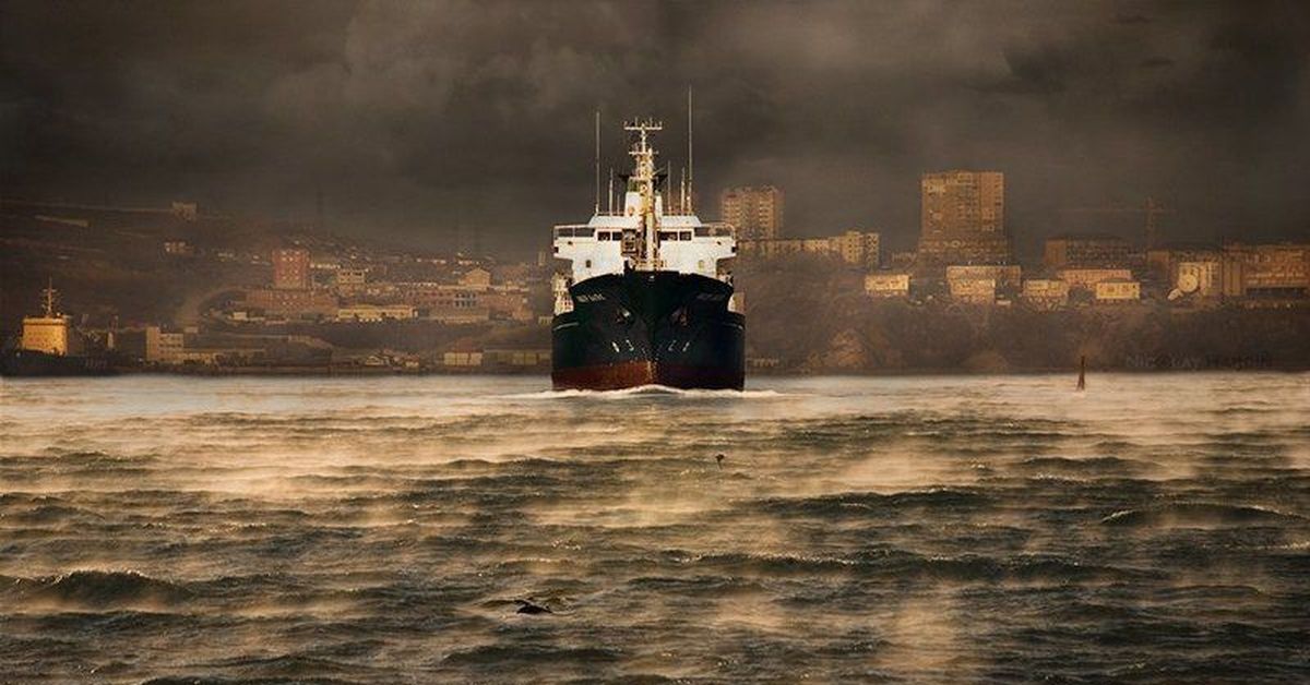 Море широко. Судно в шторм. Пароход в шторм. Шторм судно в море. Судно ураган.