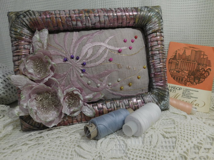 Переделка. Была старая фоторамка, стала игольница