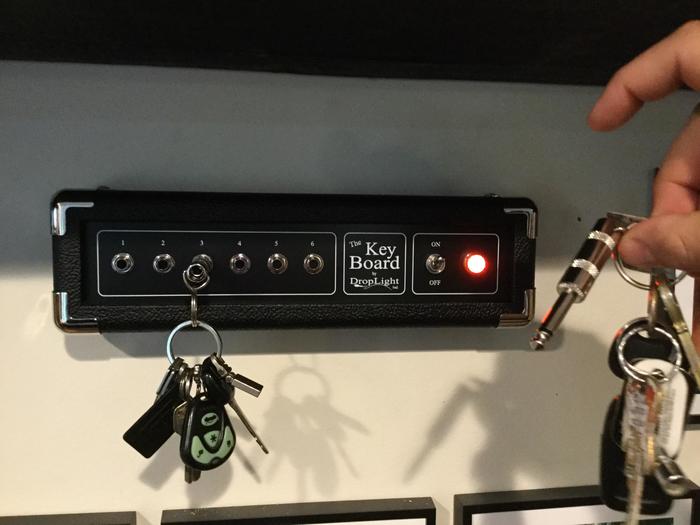 Мне нравится эта задумка для держателя связок ключей