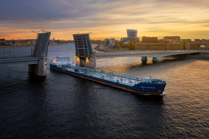 Alexander Nevsky Bridge - My, Vessel, The photo, Aerial photography, Saint Petersburg, Alexander Nevsky Bridge, Drawbridges, Neva