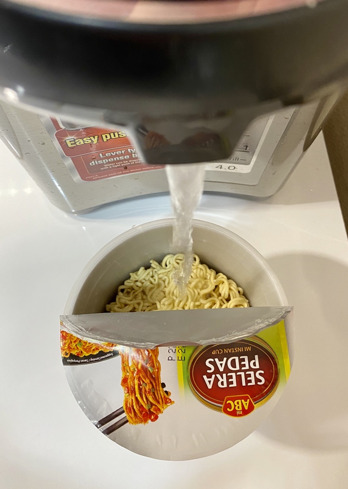 Äîøèðàêîëîãèÿ. Èíäîíåçèéñêàÿ ëèìîííî-ëóêîâàÿ ëàïøà. ABC Mi Goreng Ayam Pedas Limau Ëàïøà, Äîøèðàêîëîãèÿ, Îáçîð åäû, Äîøèðàê, Äëèííîïîñò, Åäà