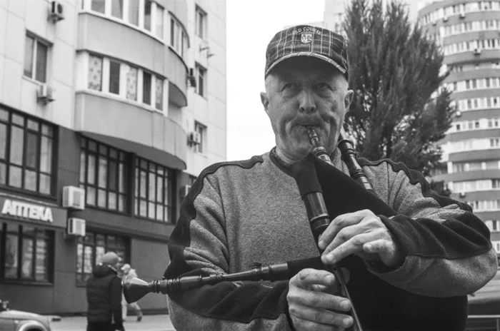 Не каждый день услышишь волынку на улицах спального района - Моё, Фотопленка, Волынка, Уличные музыканты, Фотография, Черно-белое фото, Киев-19, Kodak, Длиннопост