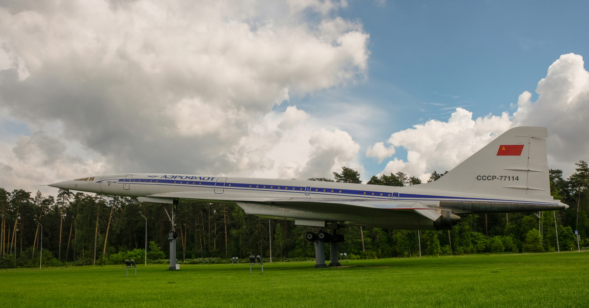 Самолет жуковский. Ту-144 Жуковский памятник. Жуковский самолет памятник ту 144. Ту-144 сверхзвуковой самолёт в Жуковском. Ту-144 пассажирский самолёт в Жуковском.