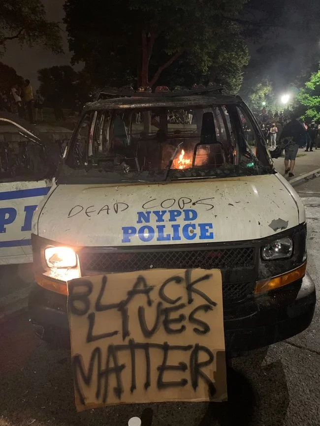 A New York police officer violently removes a girl from the road - USA, Police, Disorder, Video, Longpost, Negative, Death of George Floyd