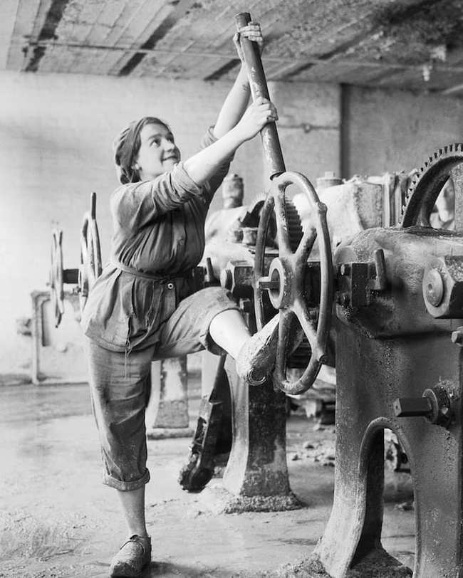 Working woman - Black and white photo, World War I, Female, Work, Mechanism, Production, Machine, , Women, 1910