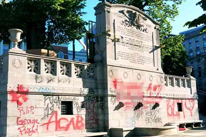 Разукрашенный вандалами мемориал 54-го Массачусетского полка Black lives matter, Вандализм, Памятник Разукрашенный вандалами мемориал 54-го Массачусетского полка Black lives matter, Вандализм, Памятник