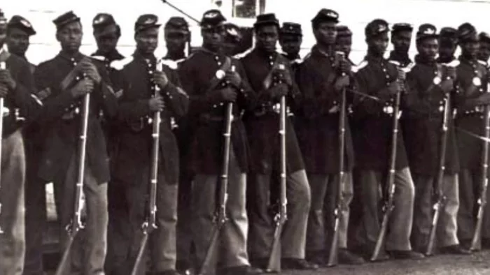 Разукрашенный вандалами мемориал 54-го Массачусетского полка Black lives matter, Вандализм, Памятник Разукрашенный вандалами мемориал 54-го Массачусетского полка Black lives matter, Вандализм, Памятник