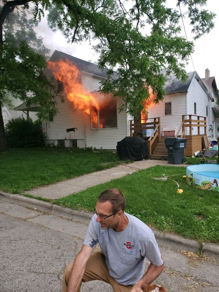"Этот человек только что спас нашу собаку из горящего дома. На заднем плане видно, как спасается кошка" Спасение животных, Пожар, Reddit