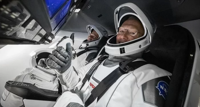 NASA astronauts evaluate SpaceX spacesuits - Spacex, Dragon 2, Astronaut, Space, Spacesuit, NASA, Video