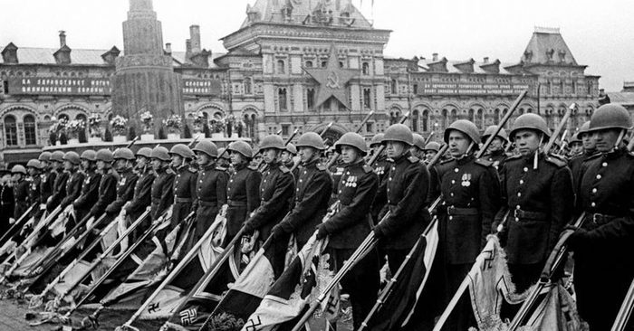 Знамена брошенные к мавзолею в 1945 список фото