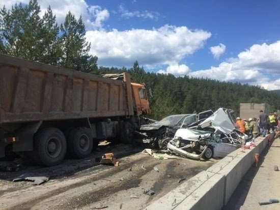 A truck without brakes crushed five cars on the M-5 highway in the Chelyabinsk region - Road accident, Brakes failed, Highway M5, Video, Longpost, Negative, Chelyabinsk region