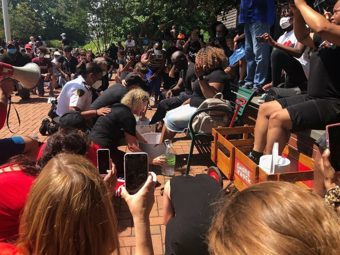 Посмотрим открытие формулы 1 коленопреклоненной?