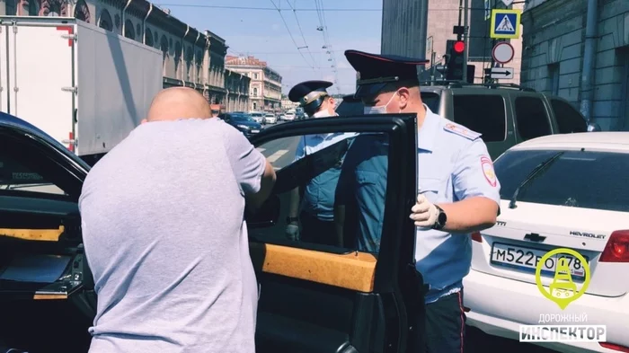 In the center of St. Petersburg, the head of the regional traffic police forced a Rolls-Royce to detonate (Video, photo) - Gai, Auto, Video, Longpost, Tinting, Negative