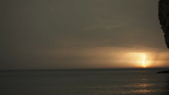 On the wave(?) of lightning - My, Summer, Sea, Beach, Lightning, The photo, Sevastopol, Crimea, Cape Fiolent