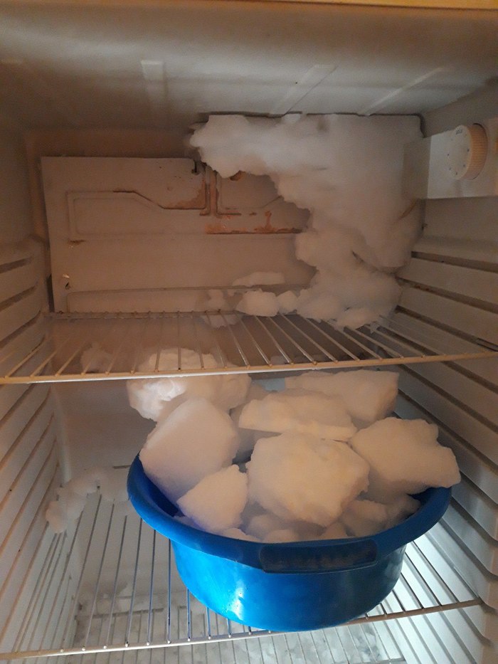 Разморозка холодильника. Три тазика со льдом. Это лечится?