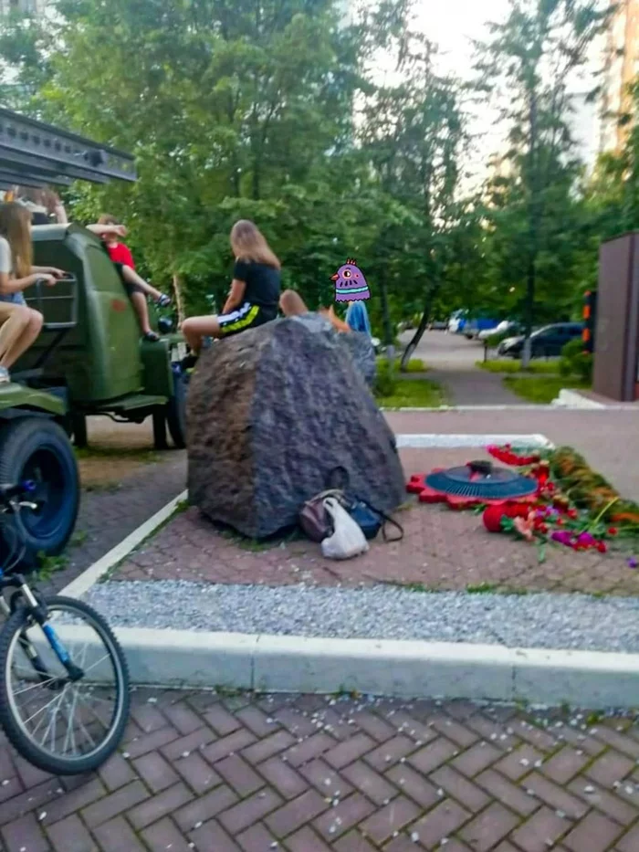 В подмосковном городе Краснознаменск группа подростков осквернила памятник у вечного огня - Осквернение памятников ВОВ, Осквернение, Хулиганство, Русофобия, Подростки, Негатив, Политика, Длиннопост