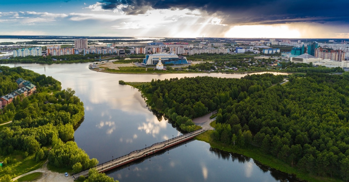 Сургутский городской. Река Сайма Сургут. Парк на реке Сайма Сургут. Сайма Сургут лето. Речка Сайма в Сургуте.