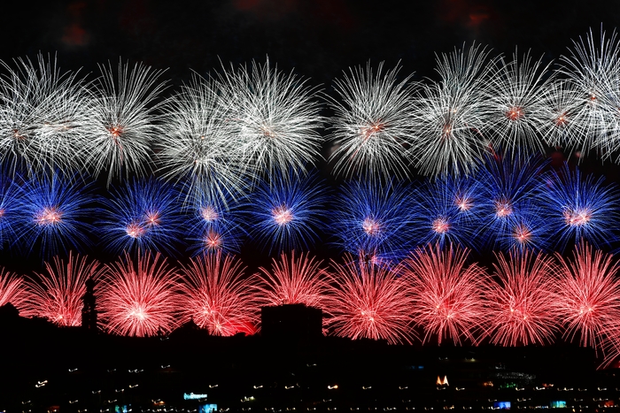 Салют в Москве в ознаменование 75-летия Победы. Салют в виде флага!