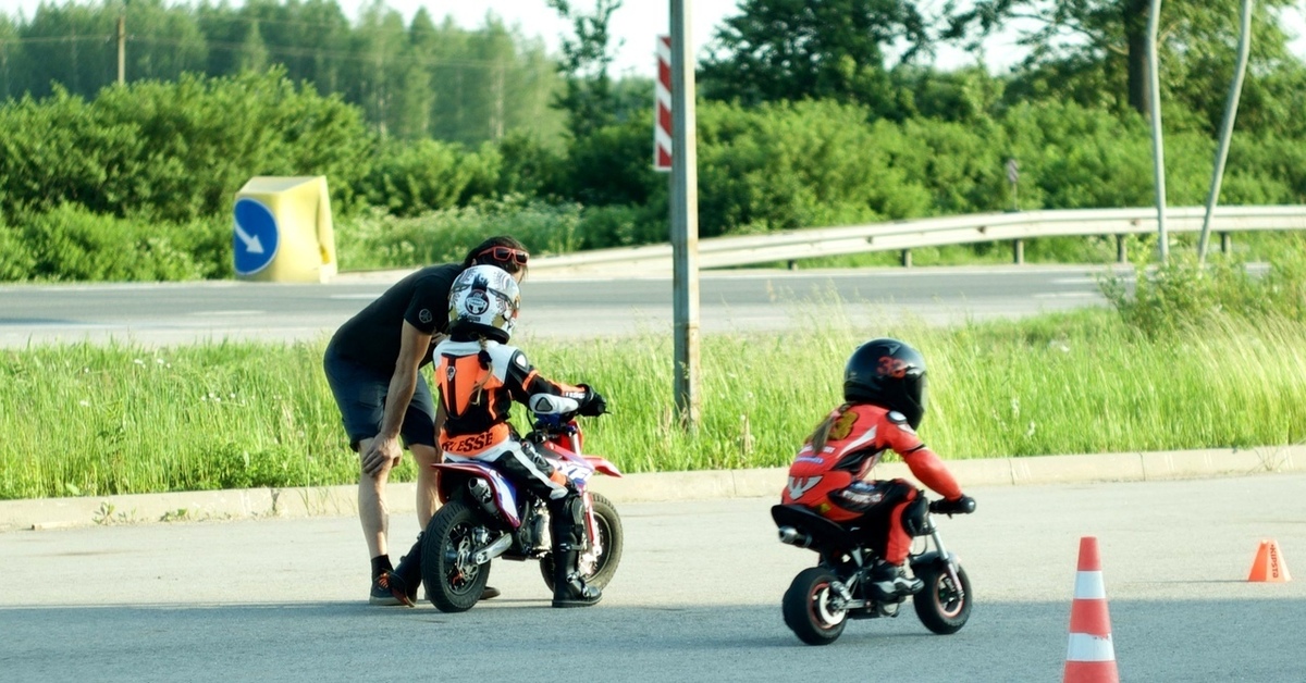 Дети ездят на мотоциклах. Мотоцикл для детей. Кататься на мотоцикле. Малыш на мотоцикле.
