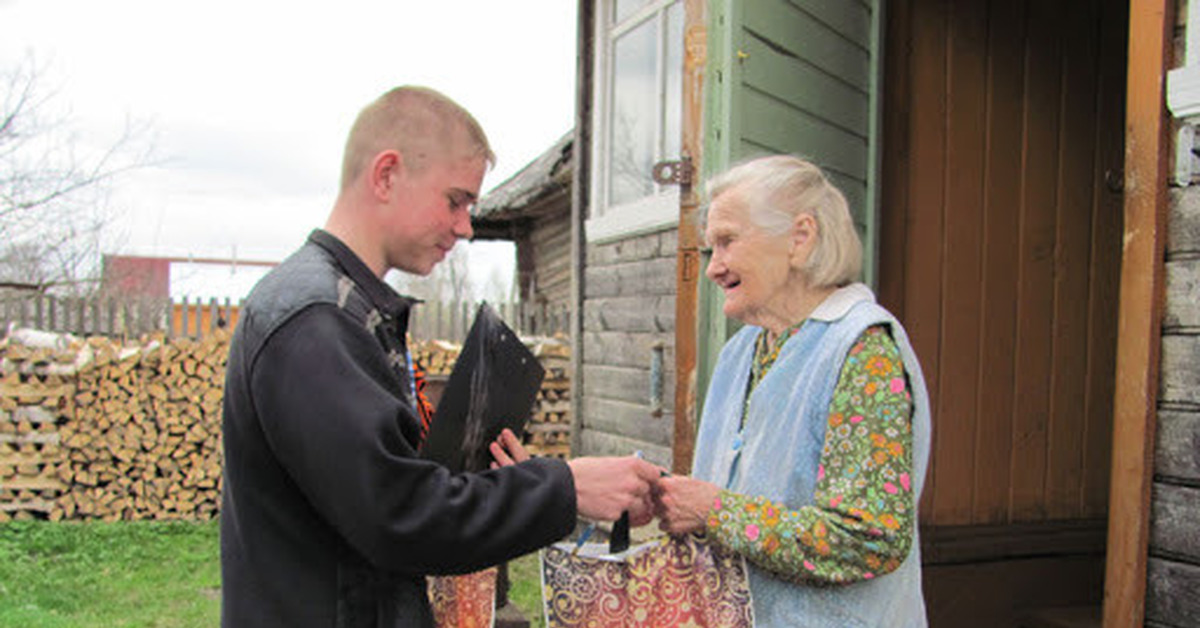 Благотворительная помощь в русской деревне. Служение старшим. Фото где люди помогают старикам. Бабушка наша поддержка. Не помогли старикам.