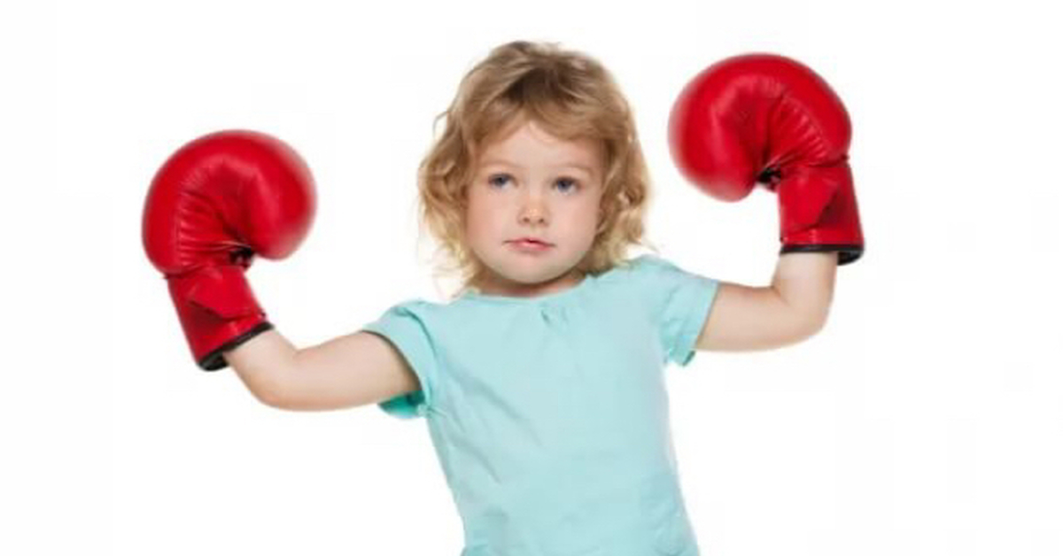 Научить давать сдачи. Ребенок в боксерских перчатках. Мальчик в боксерских перчатках. Детский бокс. Маленький боксер.