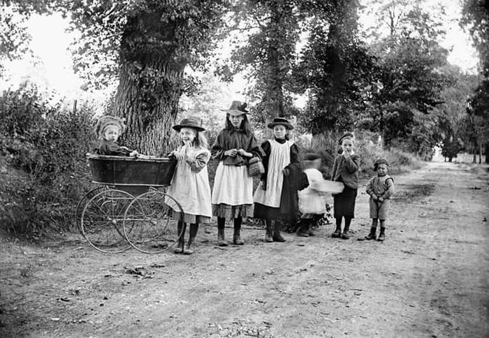 English children - England, Children, Villagers, Black and white photo, 20th century