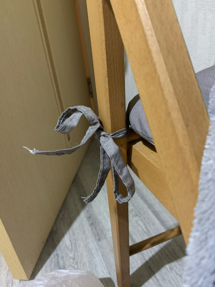 Икеевская ящерка показывает кому-то фак