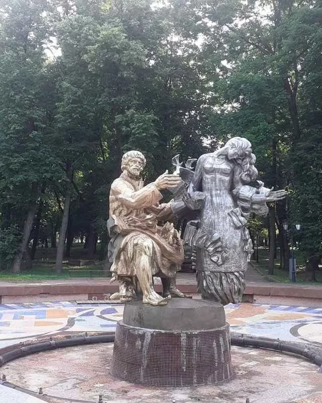 In Veliky Novgorod, unknown persons painted the Sadko fountain - Velikiy Novgorod, Fountain