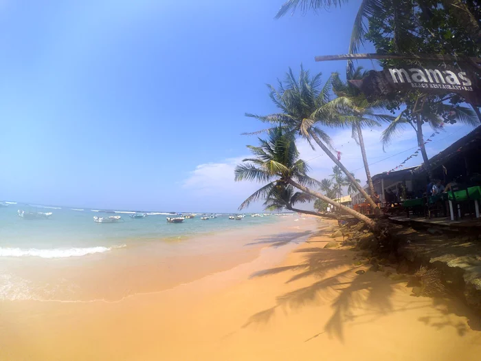 An enterprising Sri Lankan man and a recessed phone - My, Sri Lanka, Family holiday, Indian Ocean, Hikkaduwa, Life hack, Beach vacation, Longpost