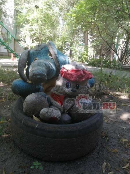 Dog's head on a tree and a hanging pig - Belgorod, Longpost, Beautification, Courtyard, Old toys, cat