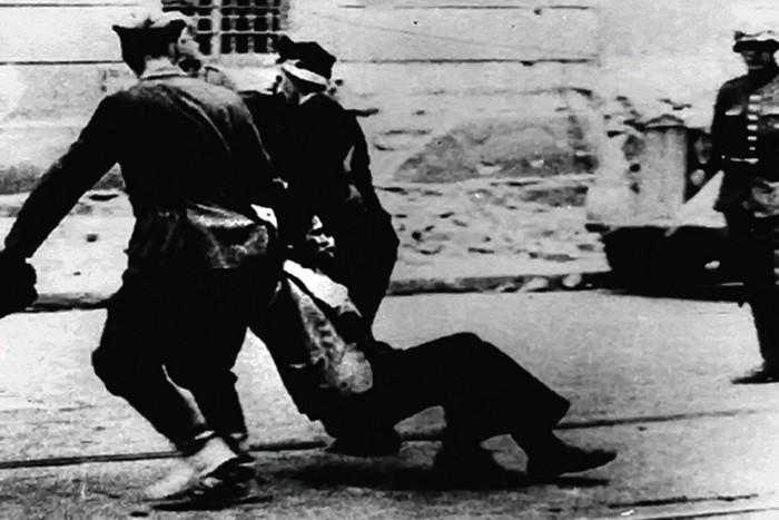 Урок лицемерия от латвийских властей: в один день здесь почтили память сожженных заживо евреев и пособников нацистов