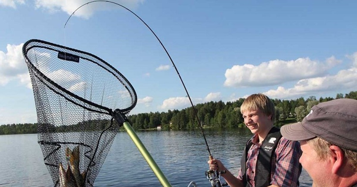 Fishing waters. Озеро Сайма рыбалка. Рыбалка на озере саман. Рыбалка Финляндия у озера. Рыбак с сачком.