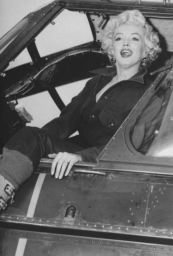 Gorgeous Marilyn. Korea - February 1954 - Marilyn Monroe, Celebrities, Story, Black and white photo, US Army, Корея, 1954, Longpost