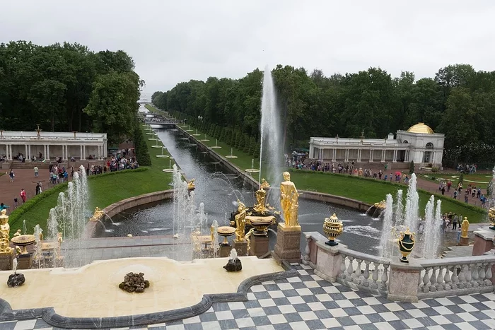 Visitors broke the statue of Venus in the first days of Peterhof's operation - Russia, Saint Petersburg, Peterhof, Sculpture, Venus, Vandalism, Tvzvezdaru, Coronavirus