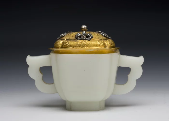 Chinese jade bowl of the 18th century with a gold lid decorated with crowns of silver and diamonds (Russia, 1730s) - Bowl, Jade, China, Российская империя, 18 century