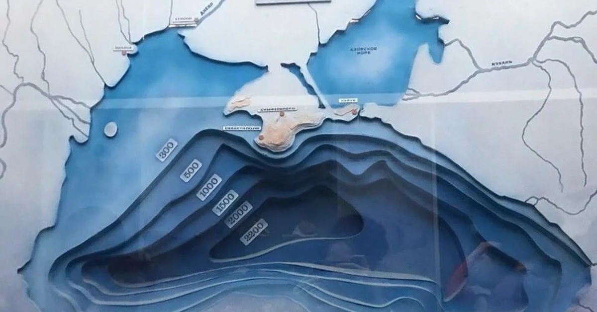 Карта глубины Чёрного моря напоминает карьер
